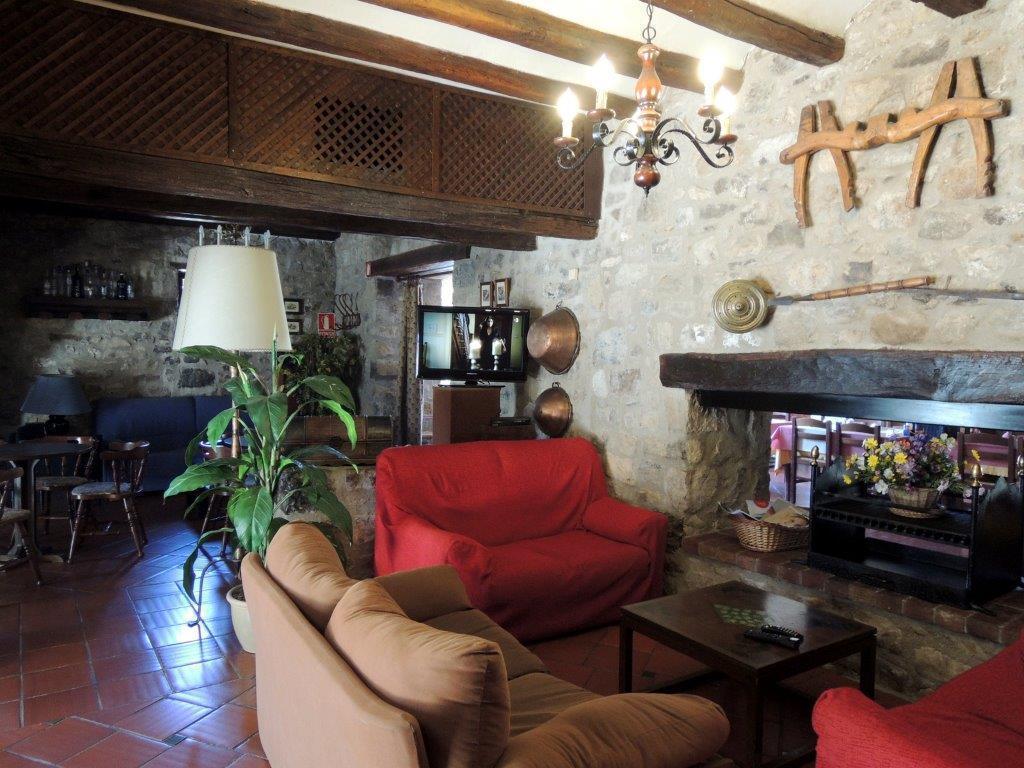 Hostal De La Rovira Oix Extérieur photo