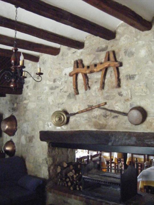 Hostal De La Rovira Oix Extérieur photo